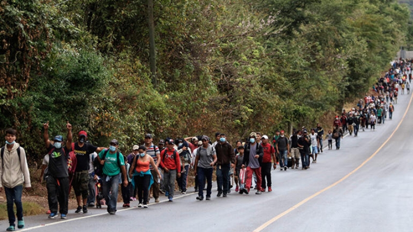 Binlerce göçmen ABD sınırına ilerliyor