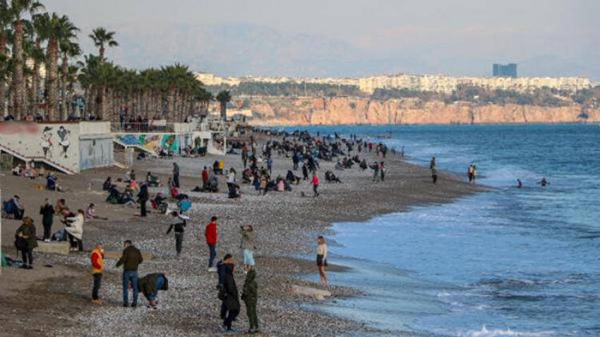 Antalya'da 'deniz ve güneş' keyfi