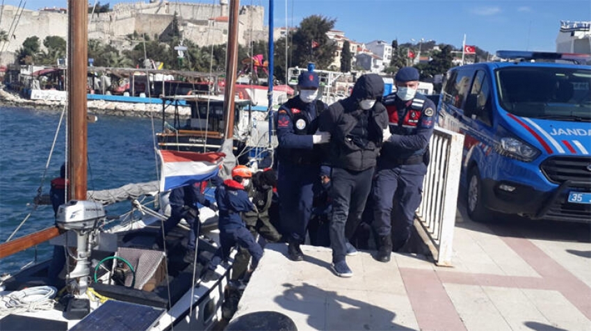 51 düzensiz göçmen yelkenli yatta yakalandı