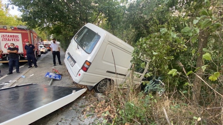 Maslak’ta feci kaza: Minibüs şarampole uçtu