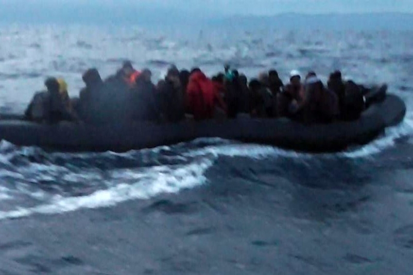 İzmir'de 49 göçmen kurtarıldı