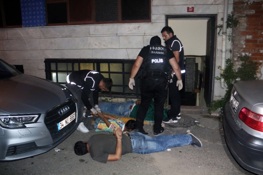 Beyoğlu’nda nefes kesen narkotik operasyonu: 4 gözaltı