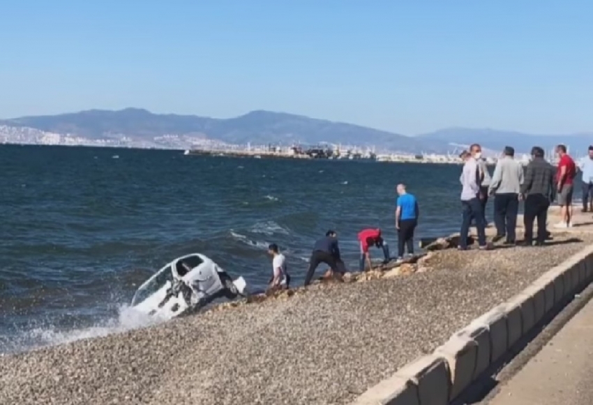 Kaza sonrası takla atan otomobil denize düştü