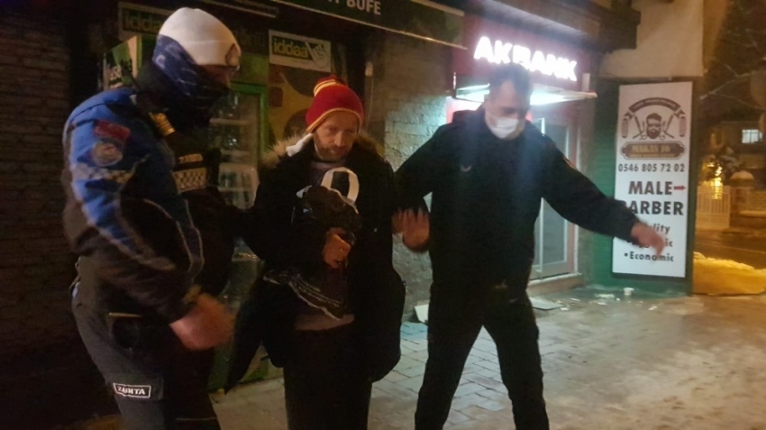 Bursa’da donmak üzere olan engelli adamı zabıta ekipleri kurtardı