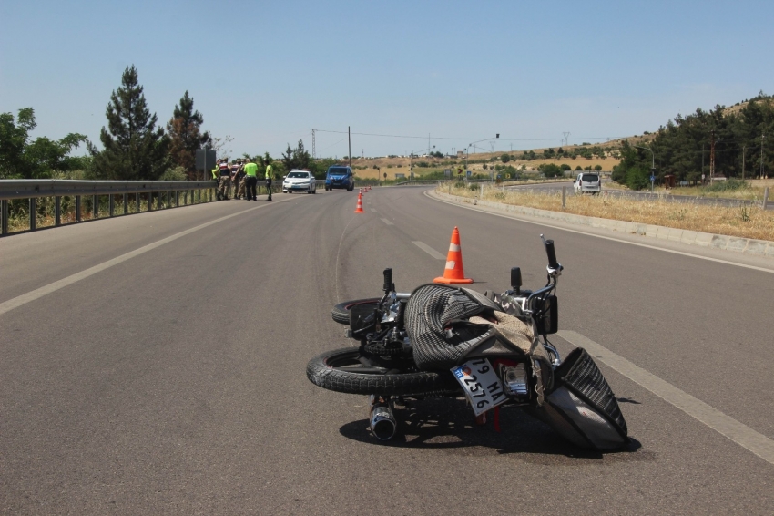 Otomobil motosiklete çarptı:1 yaralı