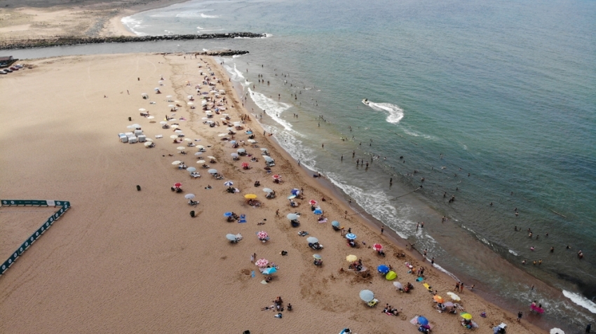 Nemden bunalan vatandaşlar Riva plajına akın etti