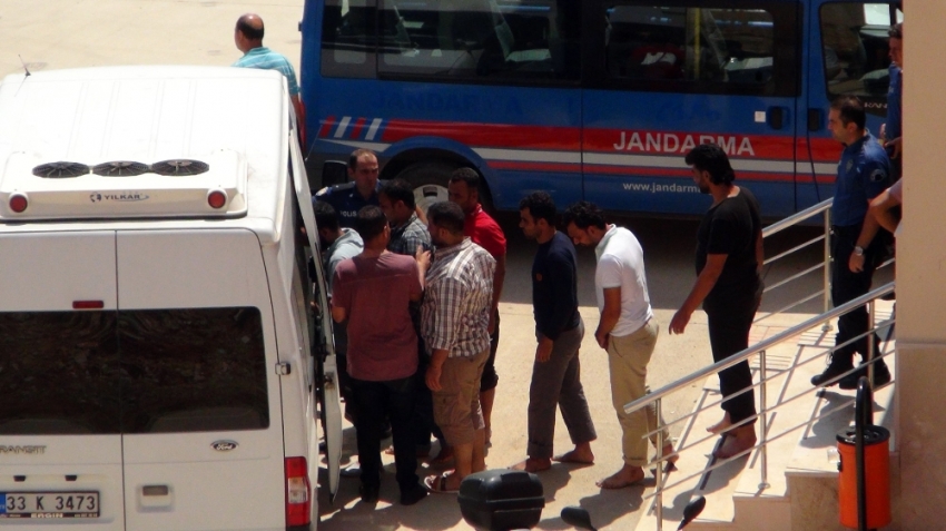 Kurtarılan göçmenler Göç İdaresi Müdürlüğüne gönderildi