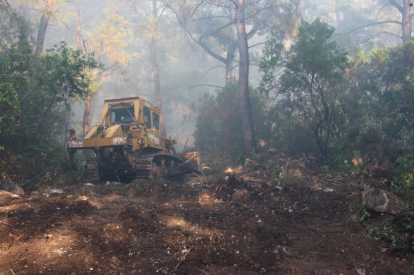 Antalya’da 3 saat süren orman yangını kontrol altına alındı