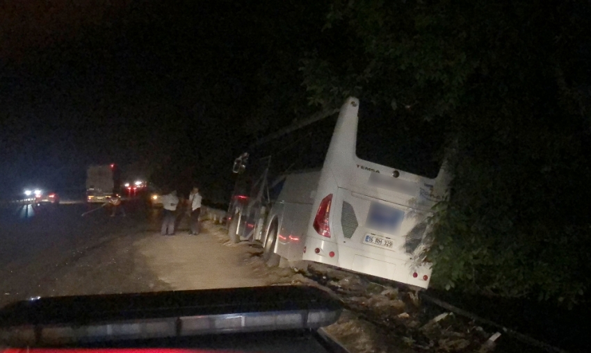 TEM’de otomobille çarpışan otobüsü devrilmesini bariyerler önledi