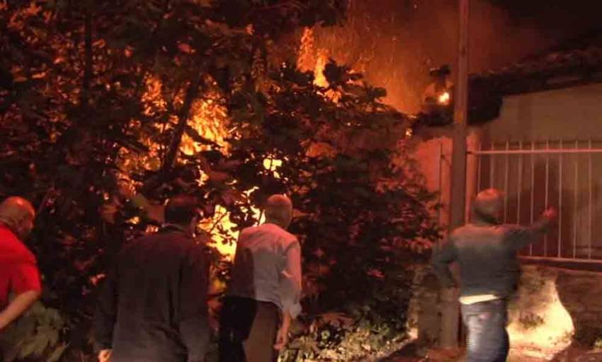 İstanbul’da gecekondu yangını paniğe neden oldu