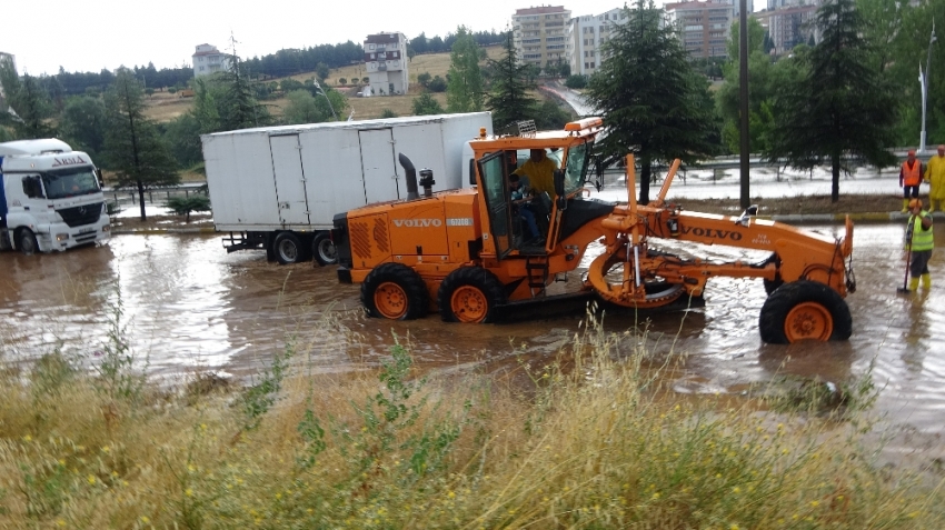Uşak-İzmir karayolu yağış nedeniyle trafiğe kapandı
