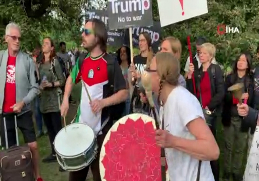 Londra’da Trump’a tencere tavalı protesto