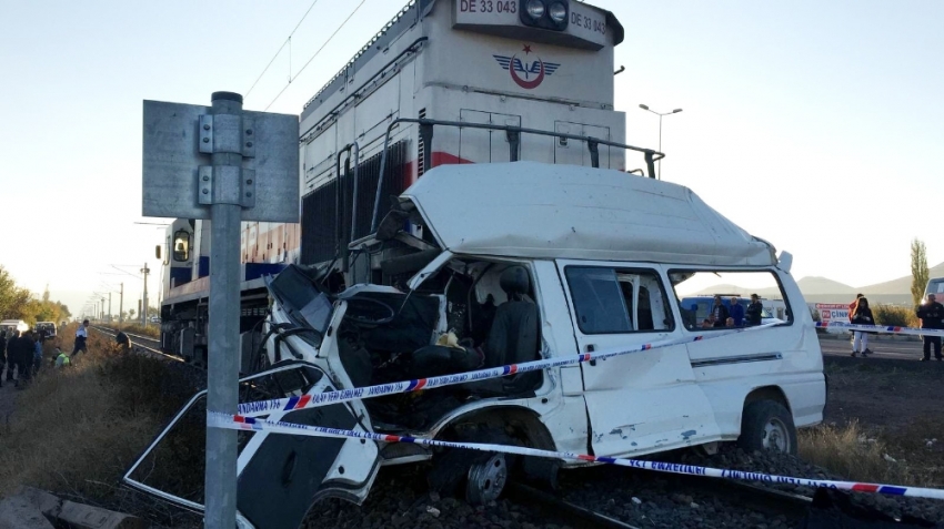 Tren minibüse çarptı: 2 ölü