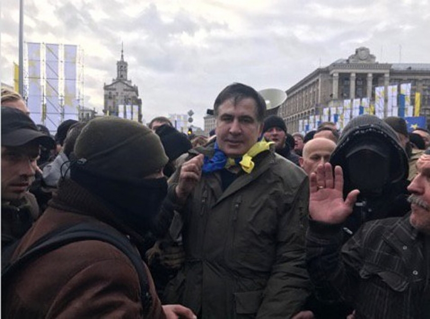 Saakaşvili’ye adliye önünde destek gösterisi