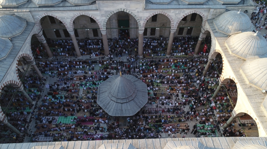 Fatih Camii’ndeki yoğunluğu havadan görüntülendi