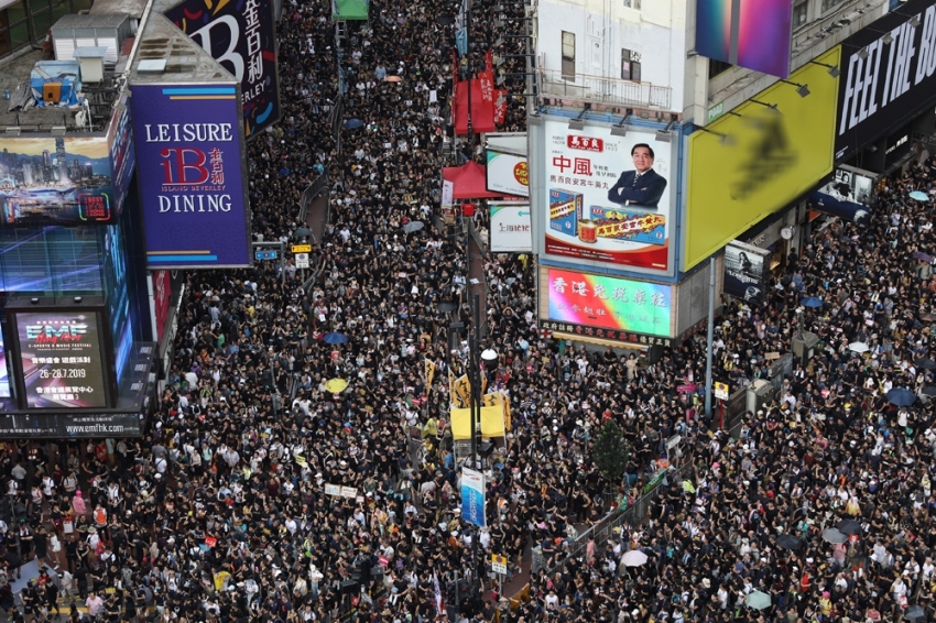 Hong Kong’da binlerce kişi yeniden sokaklarda