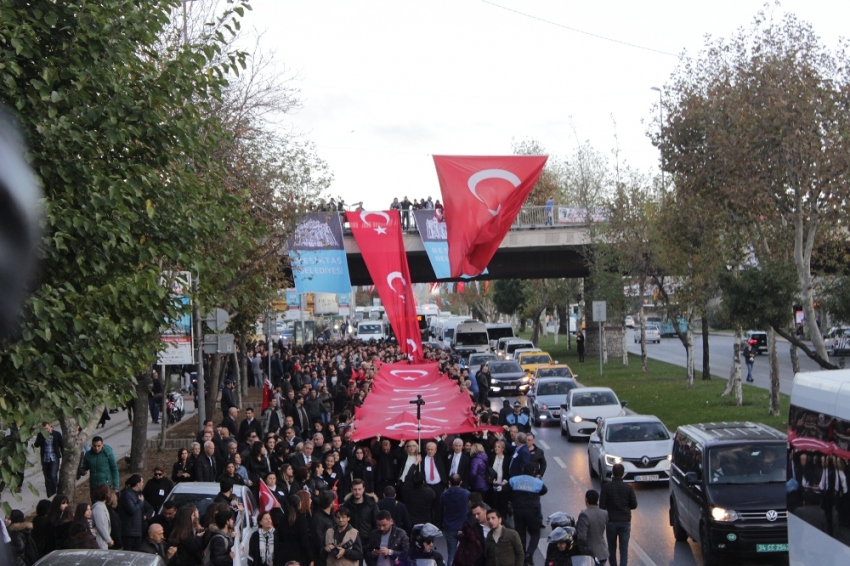 300 metrelik Türk bayrağıyla Dolmabahçe’ye yürüdüler