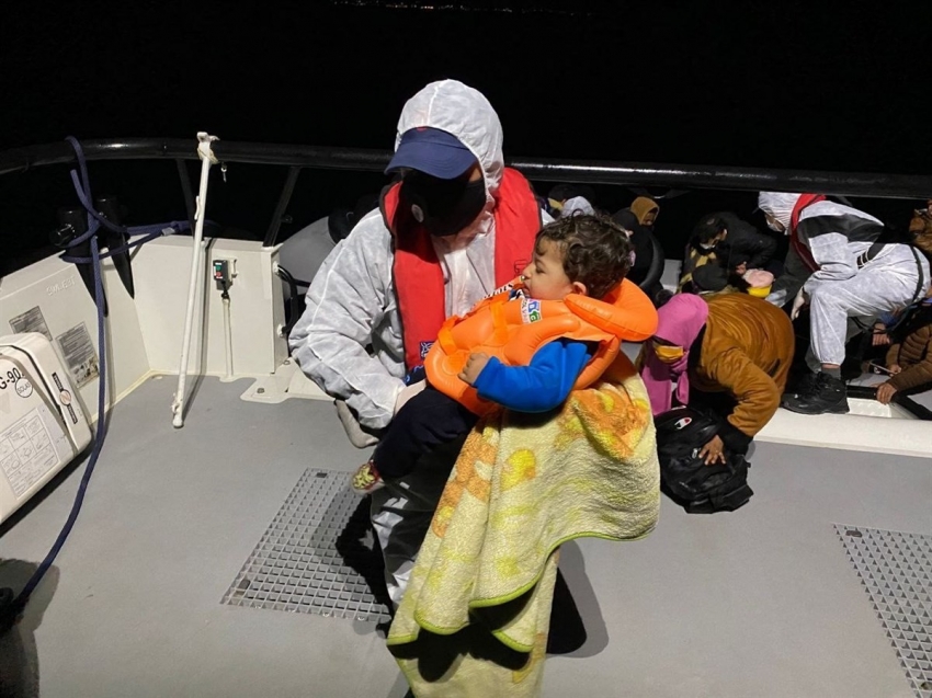 İzmir’de 30 düzensiz göçmen kurtarıldı