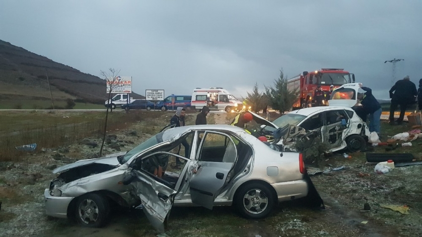 Kula’da 6 araçlı zincirleme trafik kazası: 2 yaralı