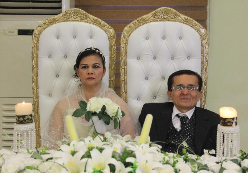 Facebook’ta tanıştığı damat ile çeviri sayesinde evlendi