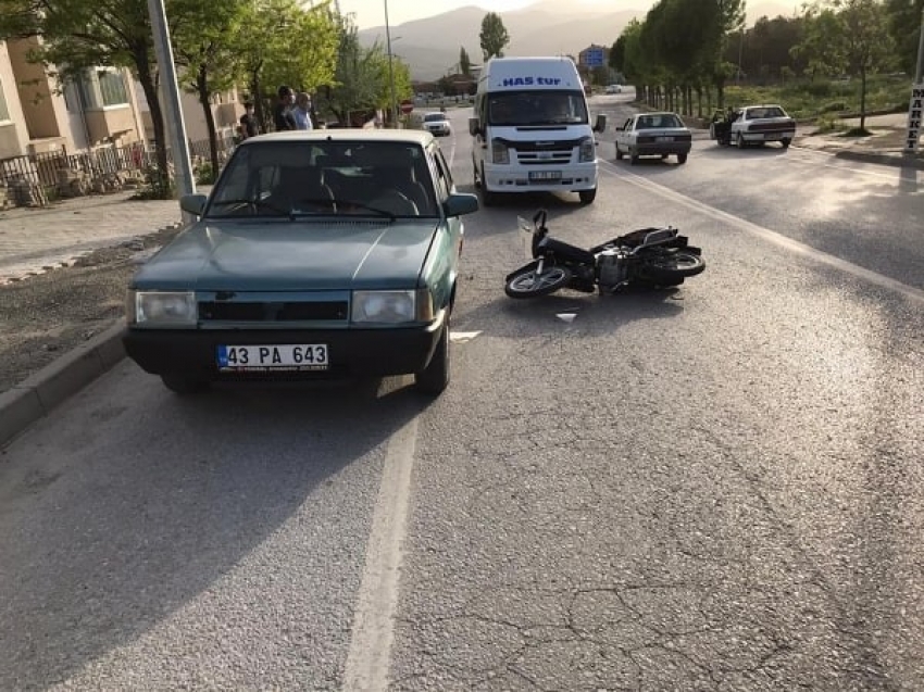 Emet’te otomobil ile motosiklet çarpıştı: 2 yaralı