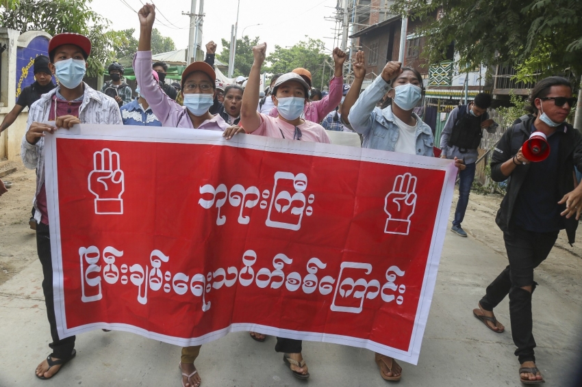 Myanmar’da halk darbeye karşı direniyor