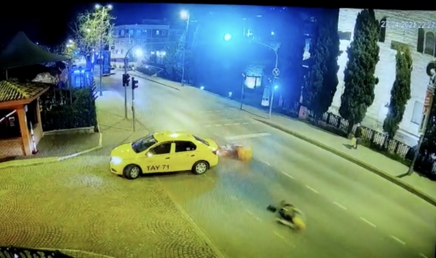Taksiye çarpan motosikletli havada takla attı, o anlar kamerada