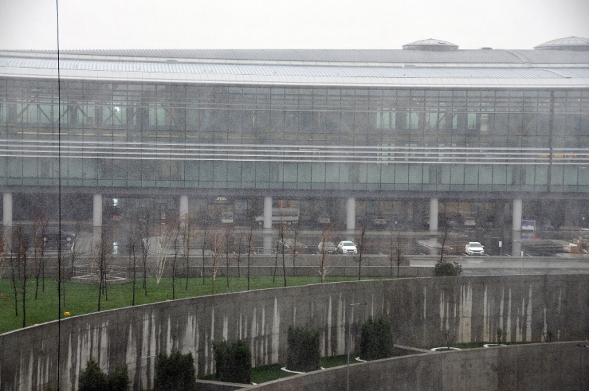 İstanbul Havalimanı çevresinde kar yağışı etkili oluyor