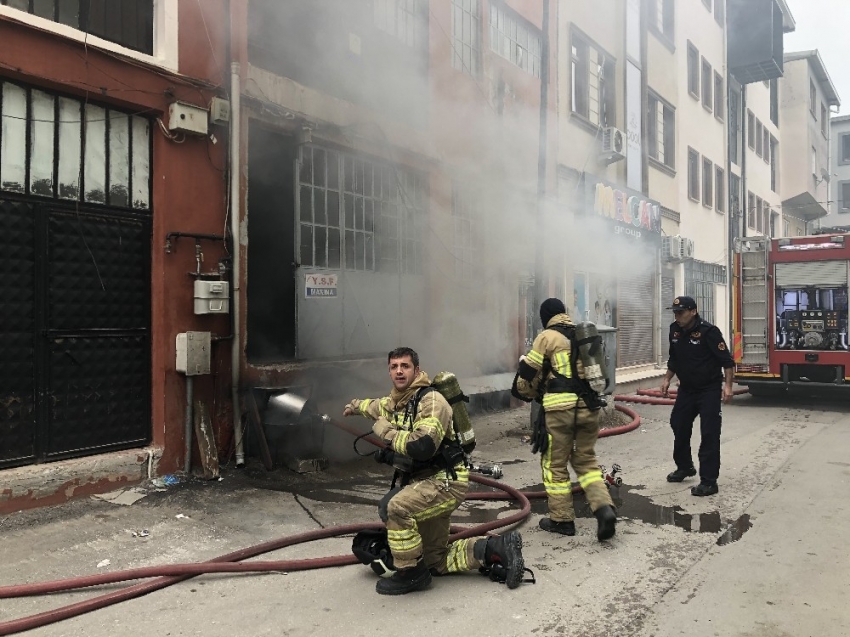 Bursa’da 3 katlı tekstil atölyesinde yangın