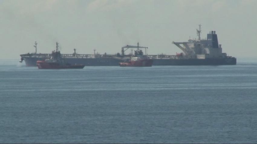 Karaya oturan petrol yüklü tanker kurtarıldı