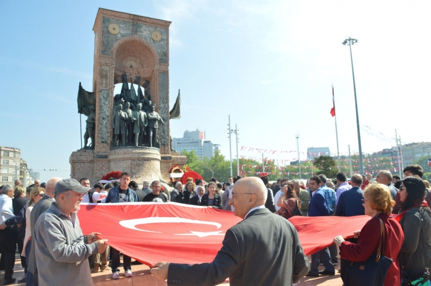 100. yıl ruhu Taksimde yaşatıldı
