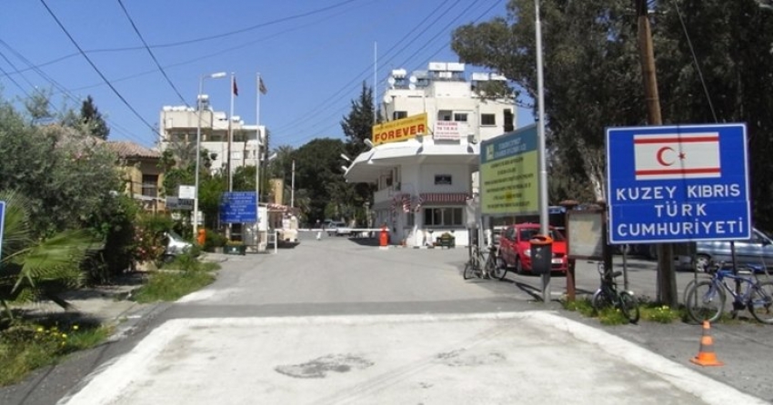 Rumlar, Kuzeye Kıbrıs Türk tarafına geçmek için barikatı yıktı