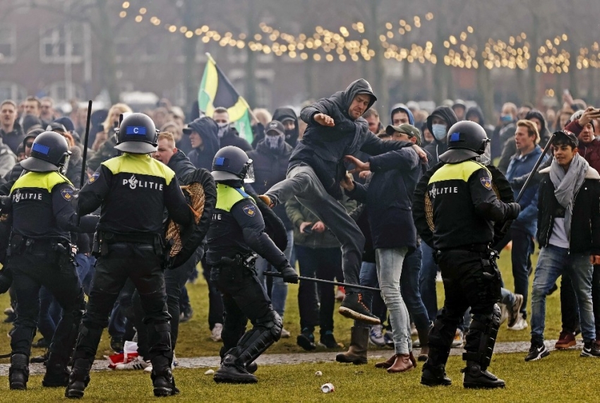 Hollanda’da binlerce kişi Covid-19 kısıtlamalarını protesto etti