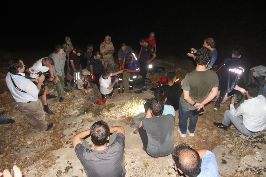 Mağarada mahsur kalan TV ekibi 6 saatlik çalışmayla kurtarıldı