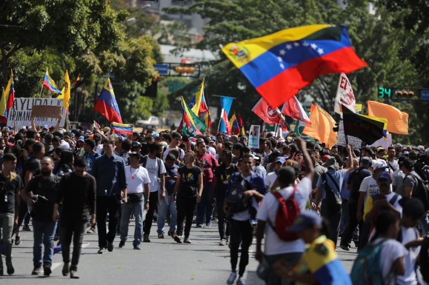 Venezuela’da Maduro ve Guadio destekçileri meydanlarda