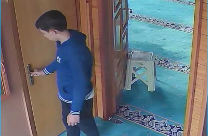 Camiye giren hırsız para kutusunu çaldı
