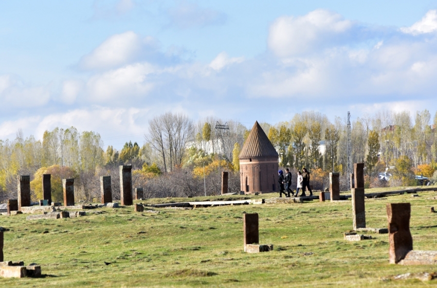Dünyanın en büyük Türk-İslam mezarlığına ziyaretçi akını