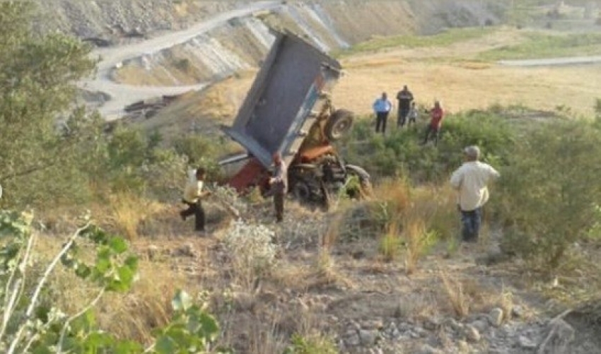 Freni patlayan traktör şarampole devrildi: 3 yaralı