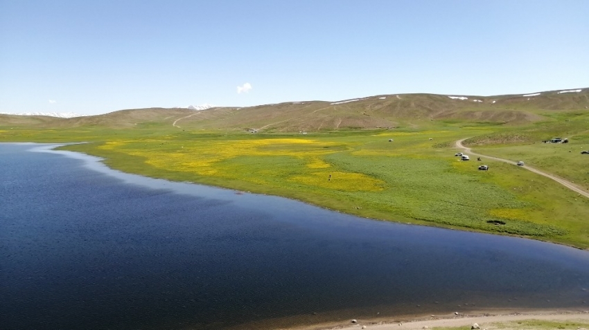 Yeşilin, mavinin ve sarının buluştuğu Keşiş Gölü hayran bırakıyor