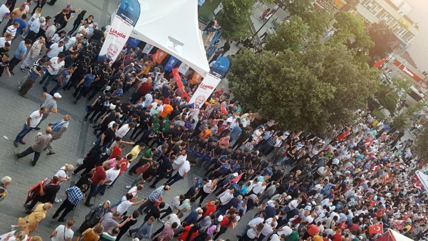 CHP’lilerden AK Parti standına tepki