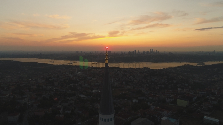 15 Temmuz’da İstanbul’da güneş batarken gökyüzü kızıla boyandı