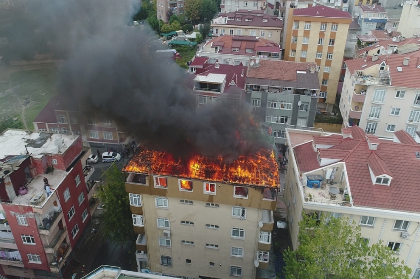 Halkalı’da binanın çatı katı alev alev yandı