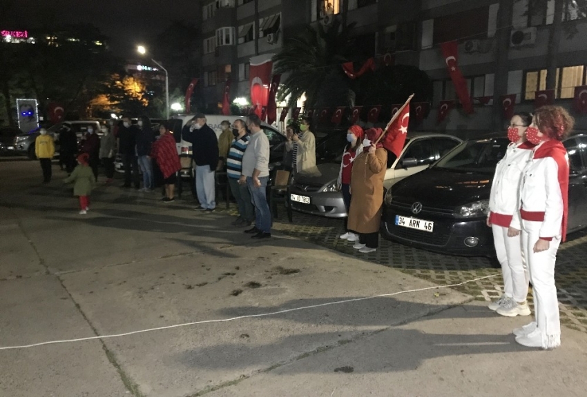 İstanbul’da vatandaşlar 19.23’te sokak ve balkonlarda İstiklal Marşı okudu