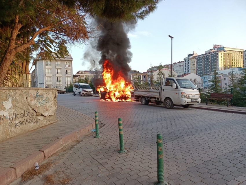 Bandırma'da park halindeki araç alev alev yandı