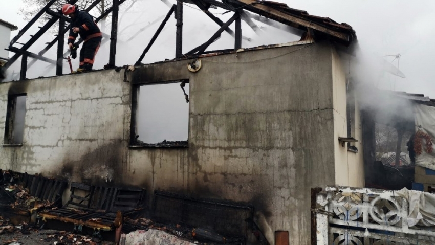 Sakarya’da evde çıkan yangında yaşlı çift yaralandı