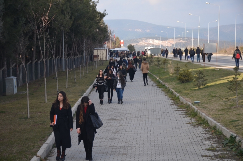 Öğrenciler protesto için 5 kilometre yürüyor