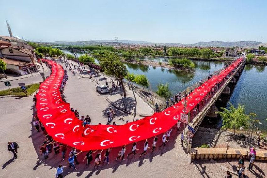 150 metrelik Türk bayrağı ile kutlama