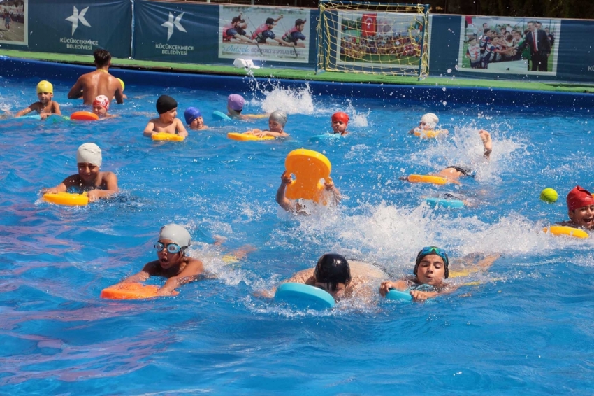 Portatif havuzlarda yaklaşık 50 bin çocuk yüzme öğrendi