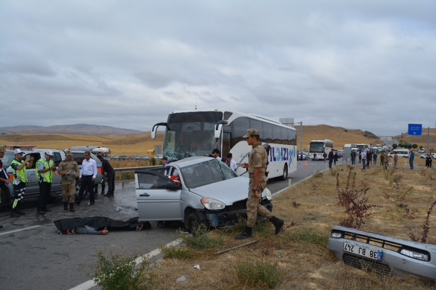 Yolcu otobüsü ile otomobil çarpıştı: 2 ölü, 3 yaralı