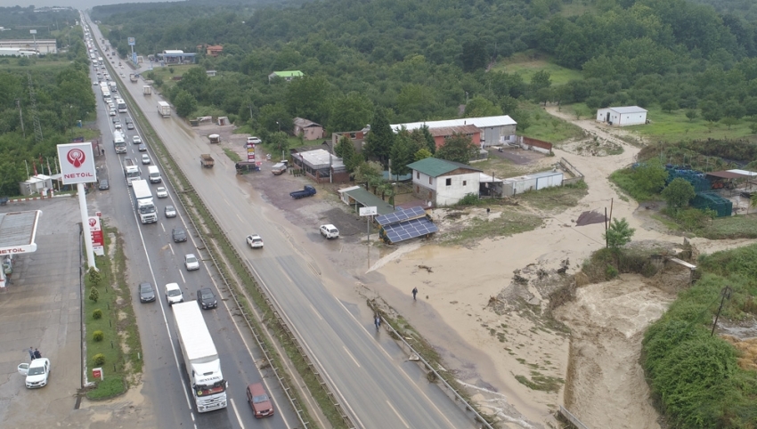 Sel nedeniyle ulaşıma kapanan D-100 karayolu yeniden ulaşıma açıldı